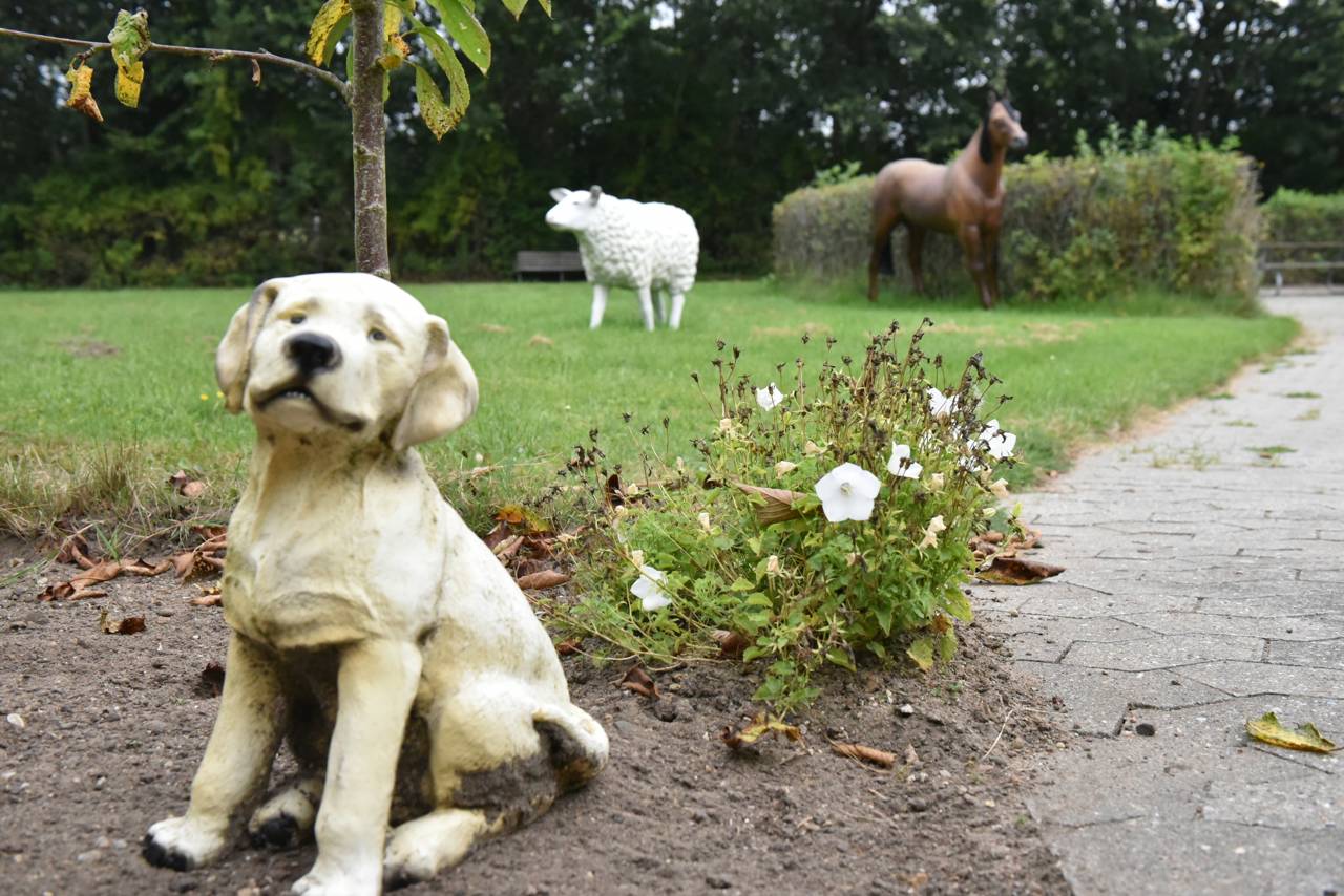 Havefigurer der forestiller hest, får og hund hos Kildevang
