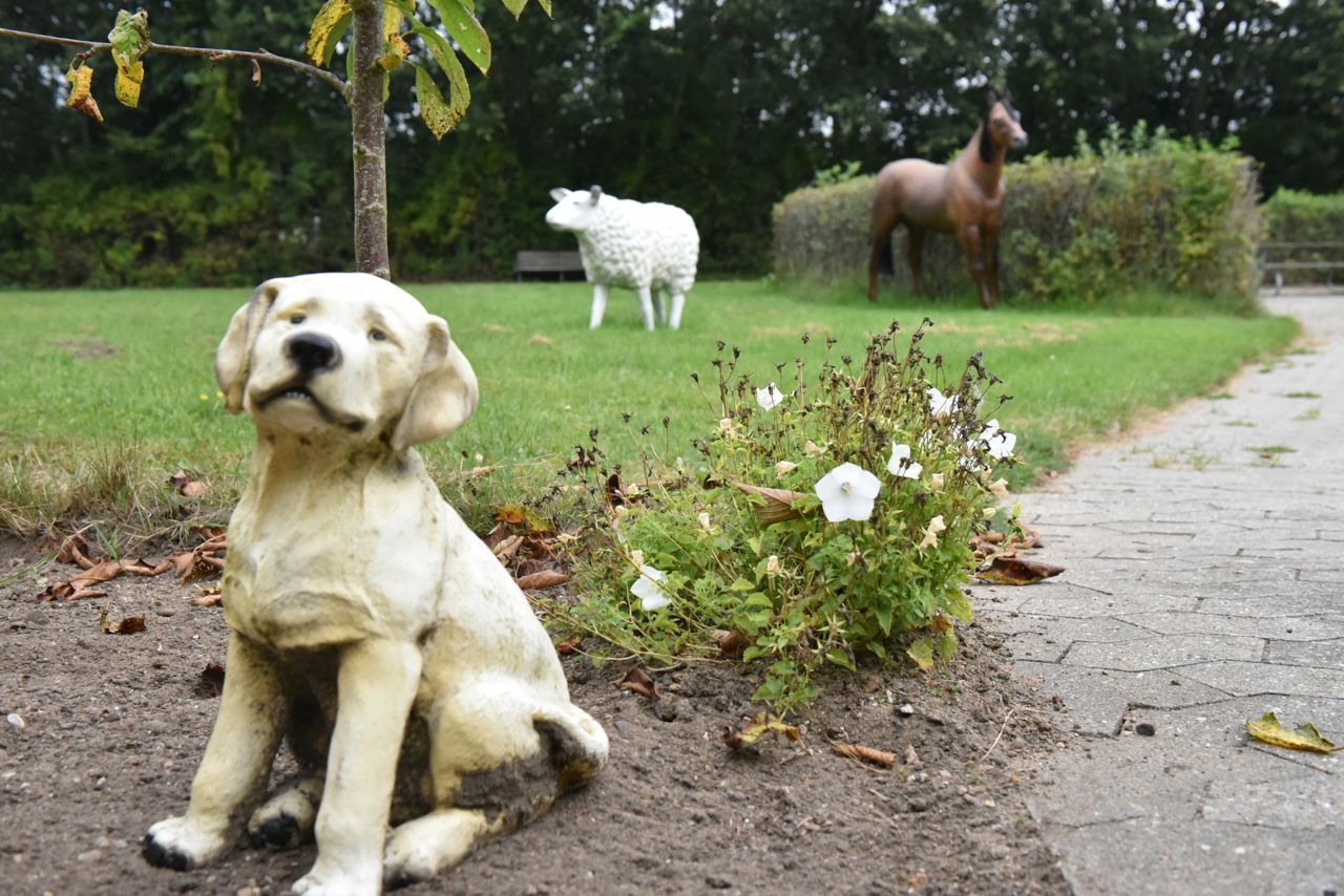 Havefigurer der forestiller hest, får og hund hos Kildevang
