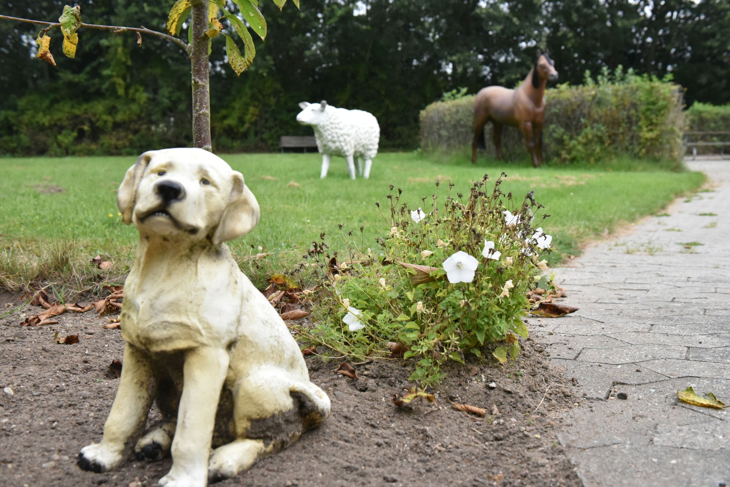 Havefigurer der forestiller hest, får og hund hos Kildevang