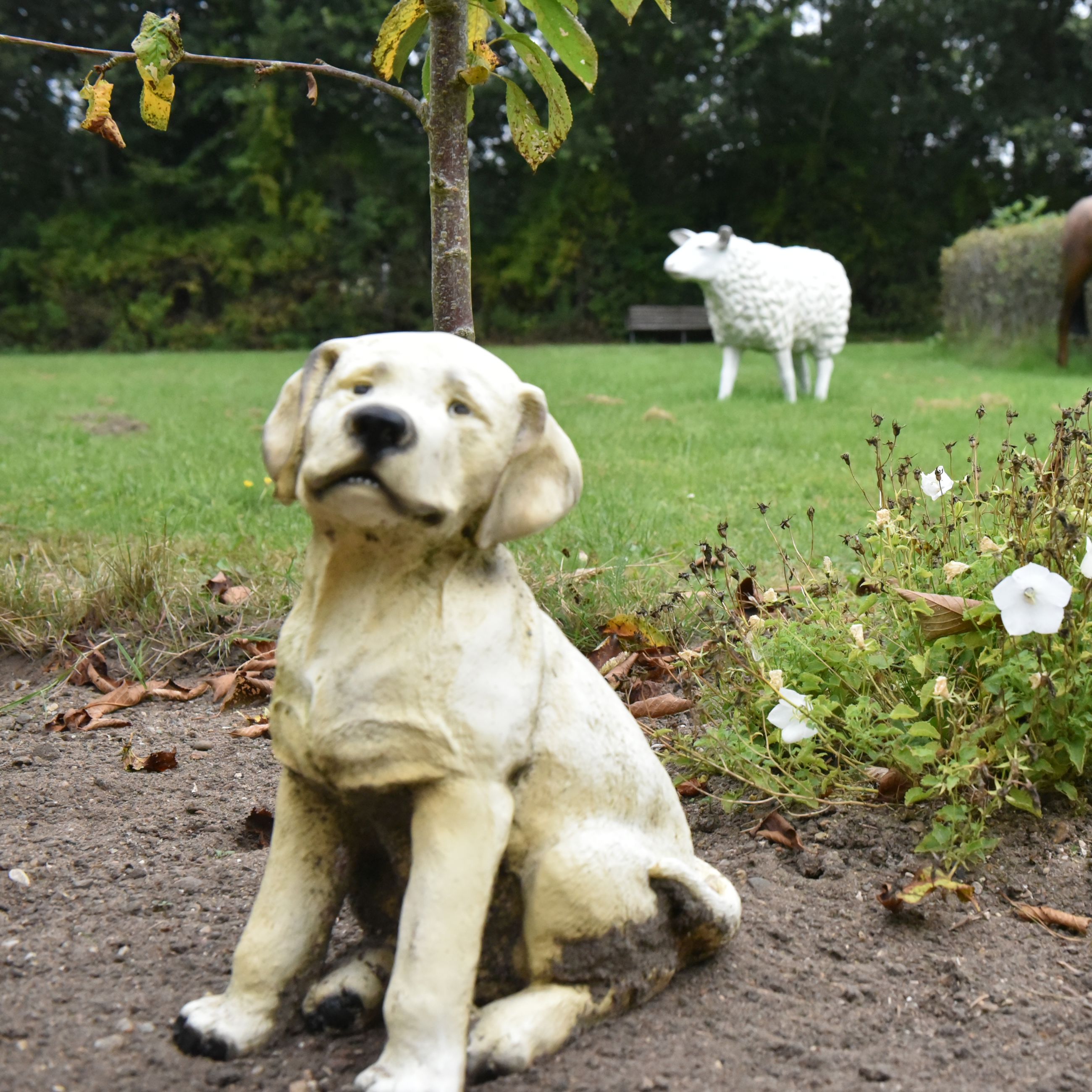Havefigurer der forestiller hest, får og hund hos Kildevang