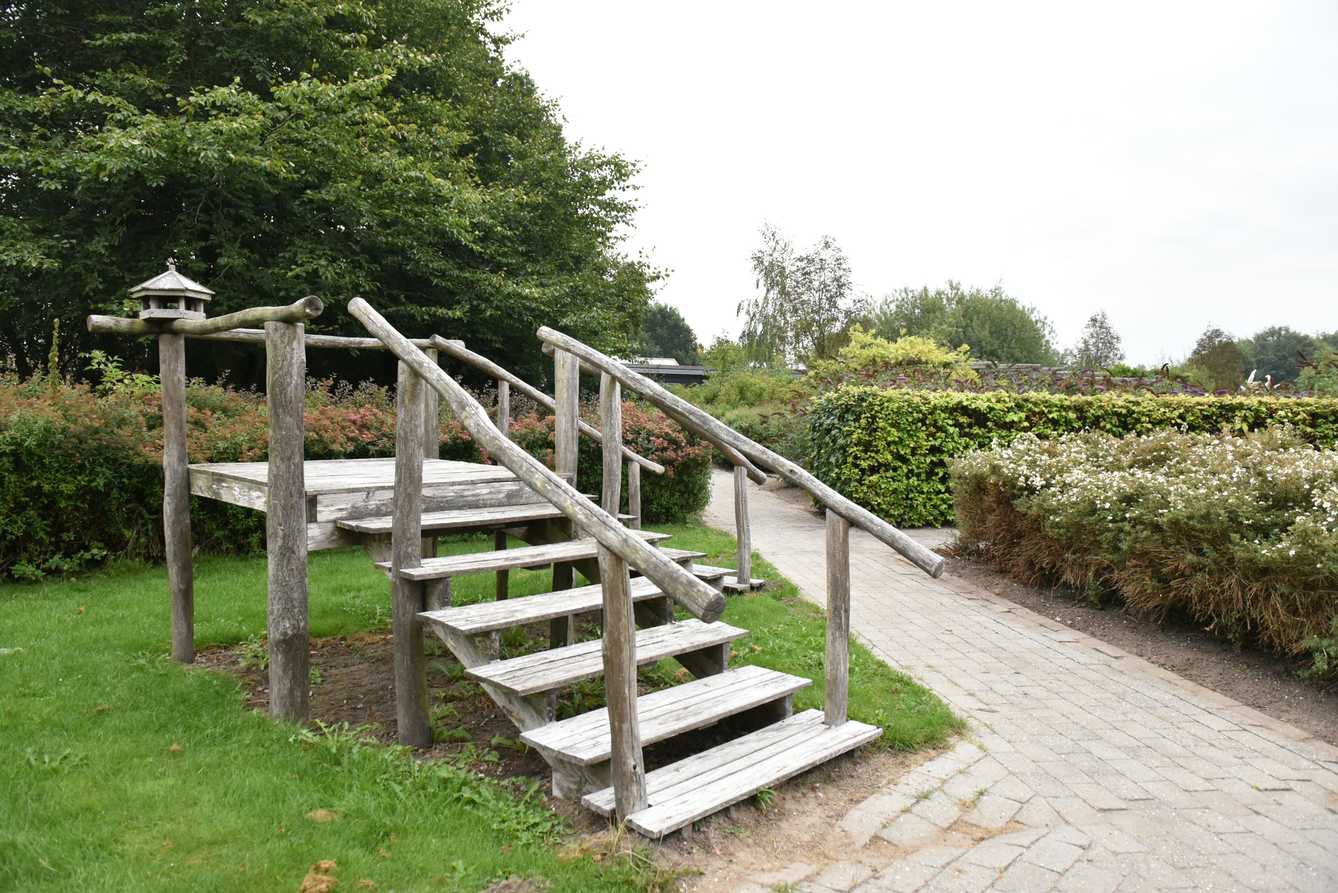 Have og udeareal med trappe i træ hos Kildevang