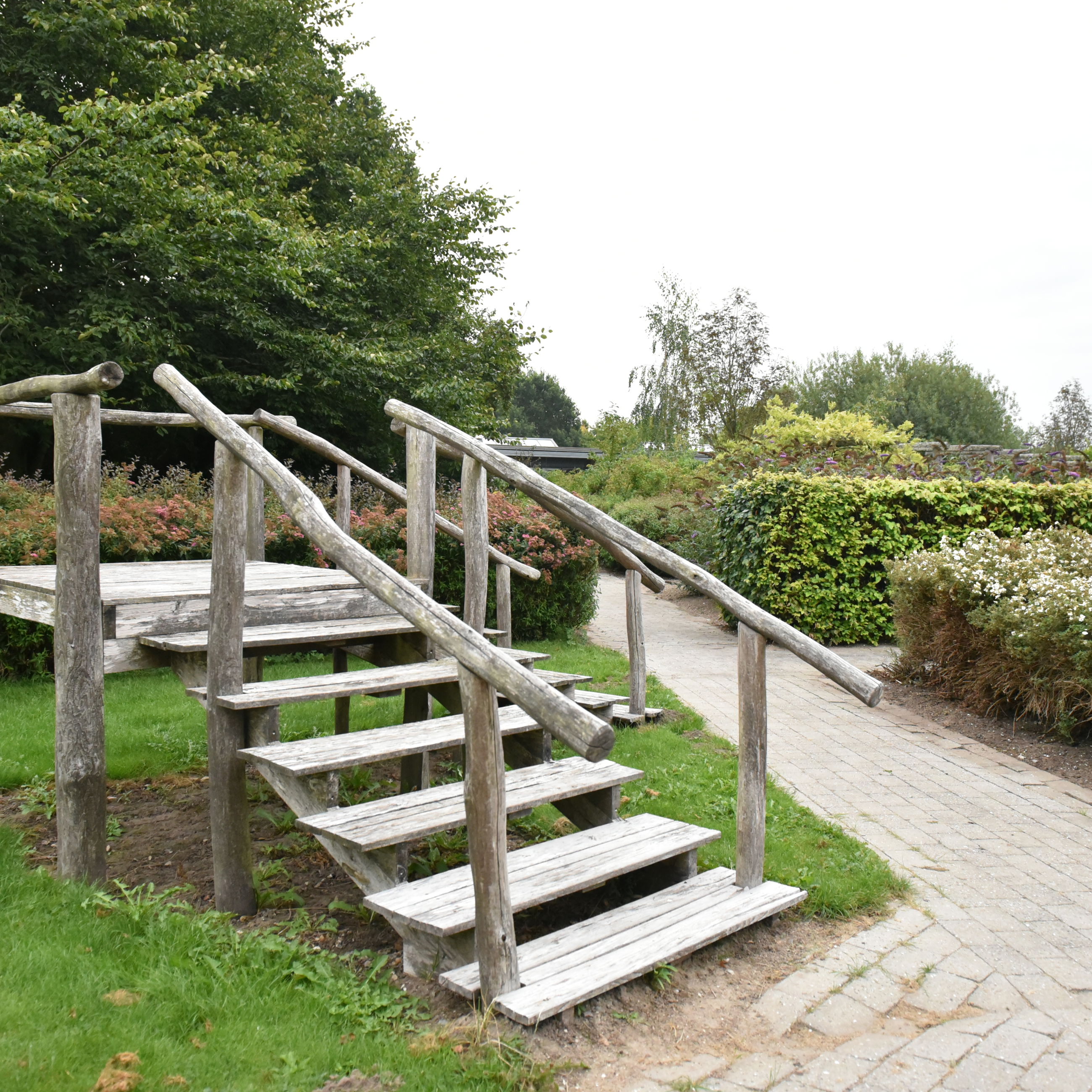 Have og udeareal med trappe i træ hos Kildevang