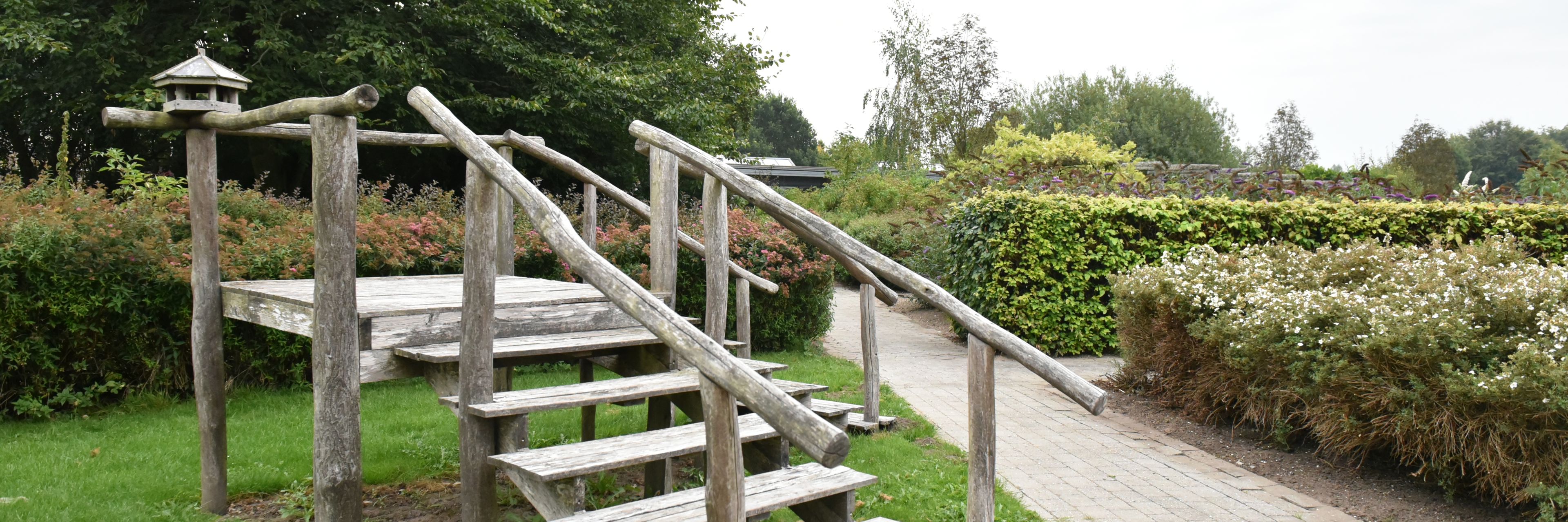 Have og udeareal med trappe i træ hos Kildevang