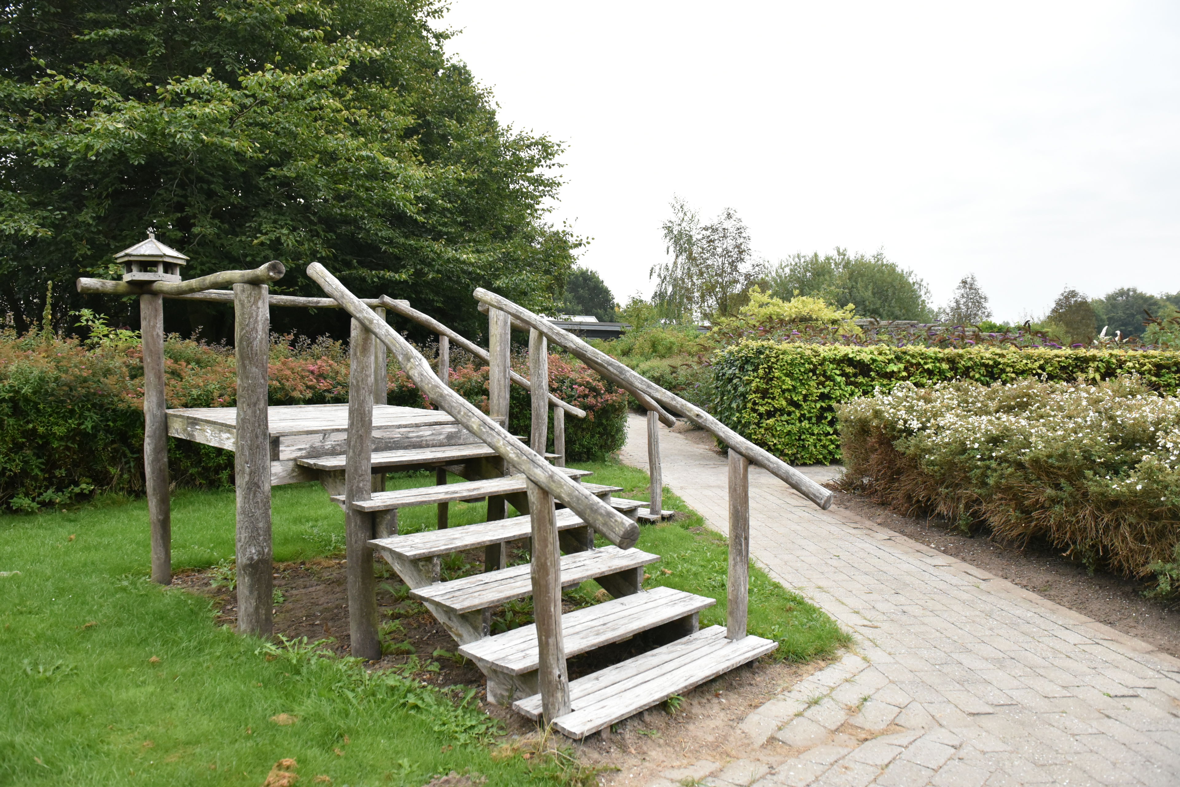 Have og udeareal med trappe i træ hos Kildevang