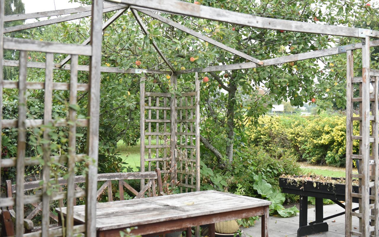 Træpavillon og træhavemøbler hos Kildevang