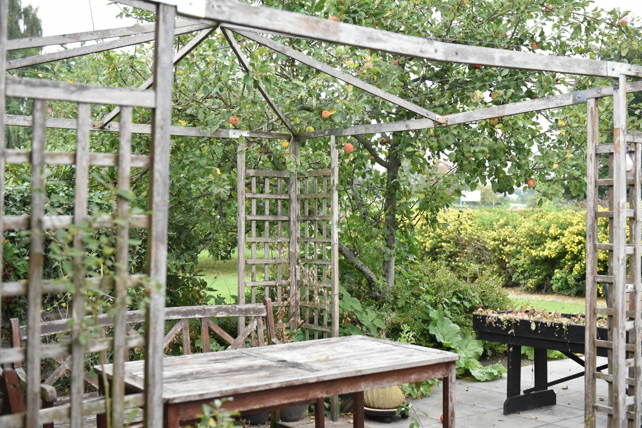 Træpavillon og træhavemøbler hos Kildevang