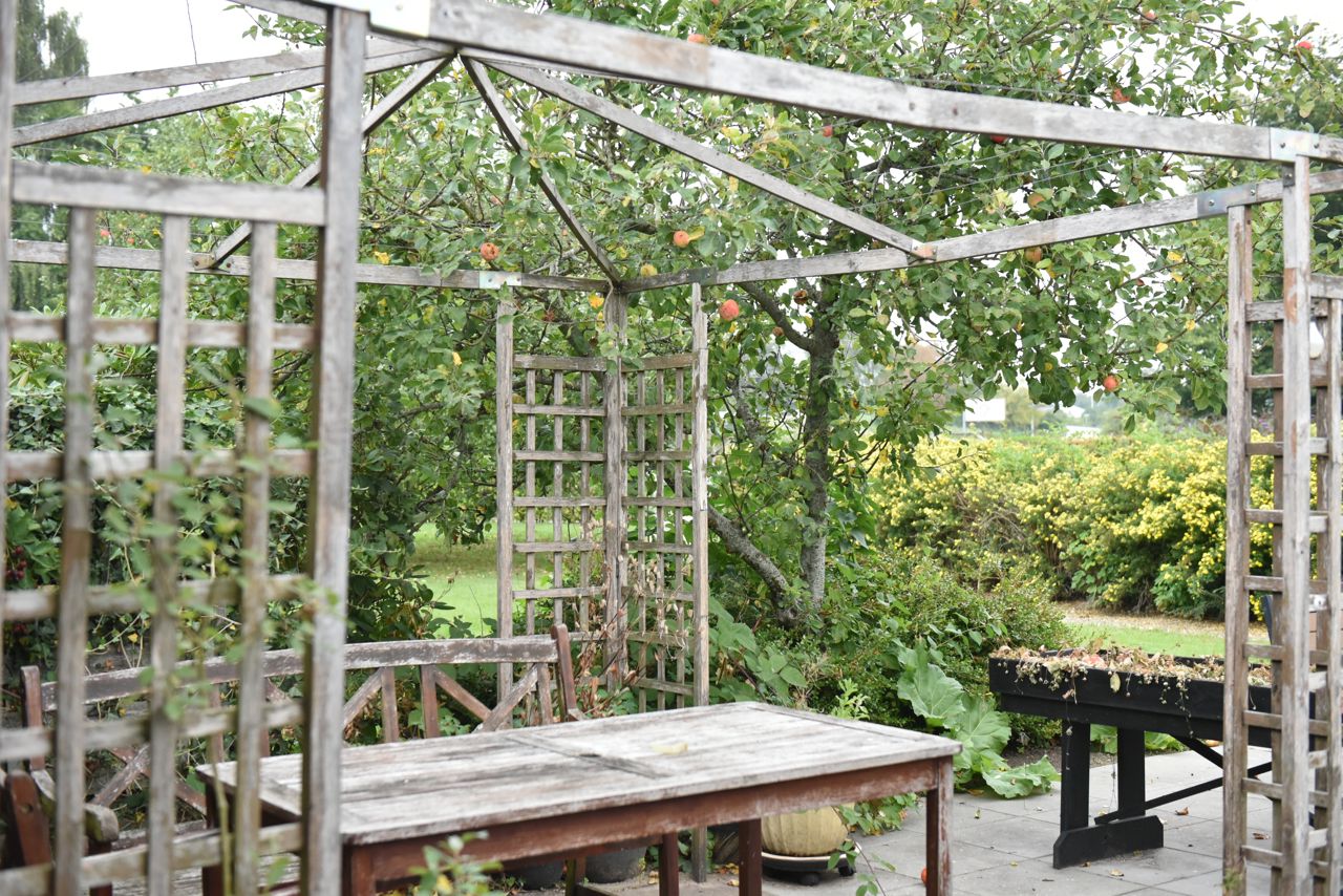 Træpavillon og træhavemøbler hos Kildevang