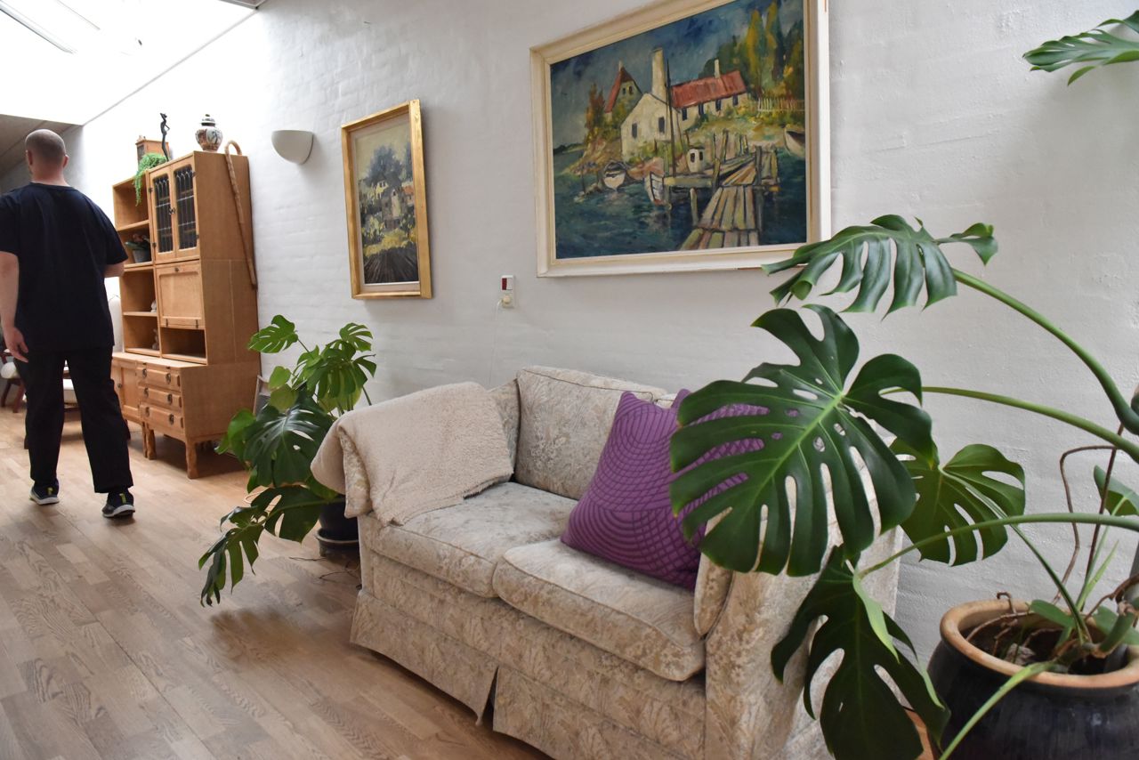 Hvid blomstreret sofa hos Kildevang