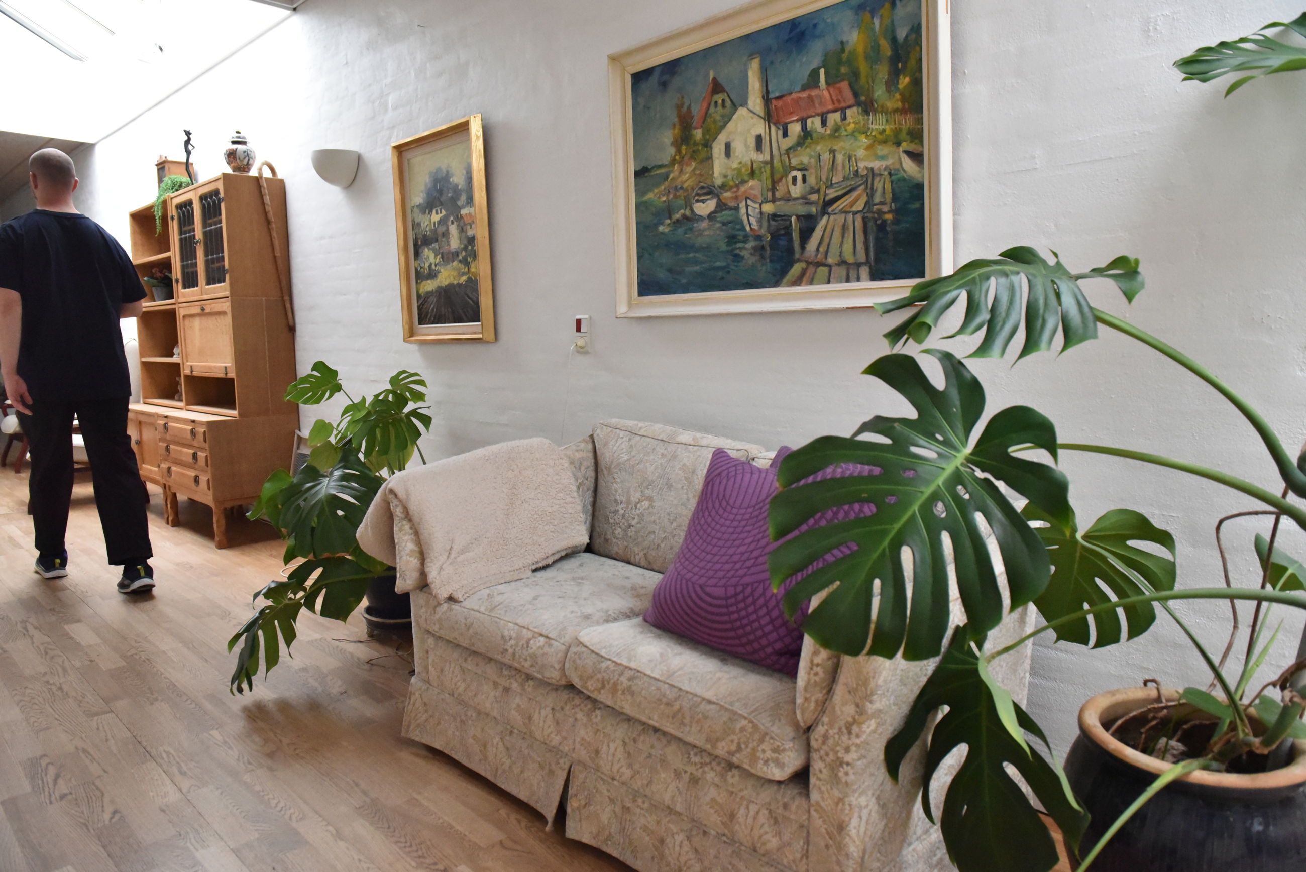 Hvid blomstreret sofa hos Kildevang