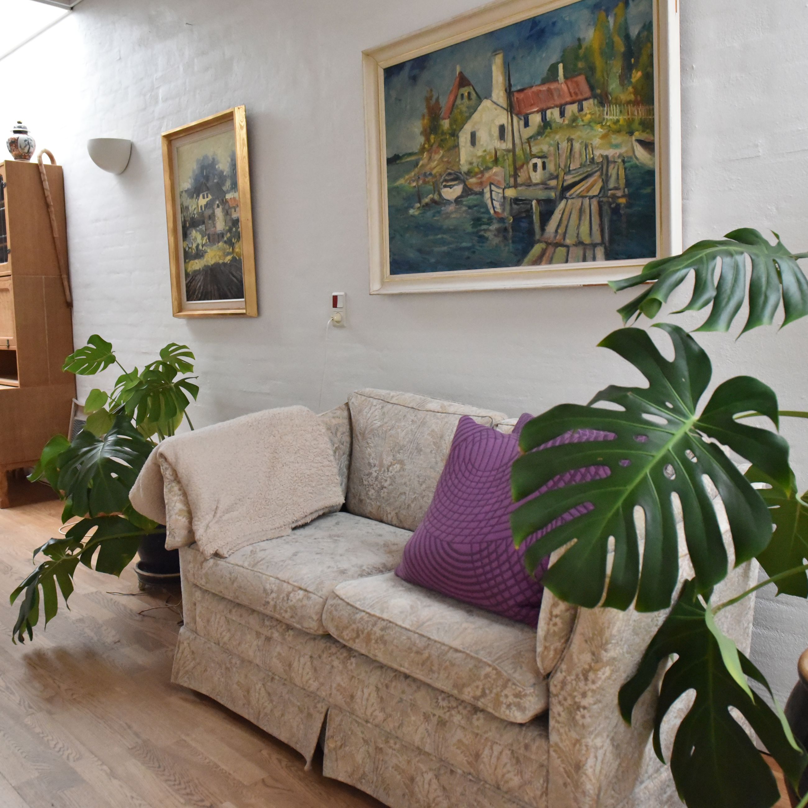 Hvid blomstreret sofa hos Kildevang