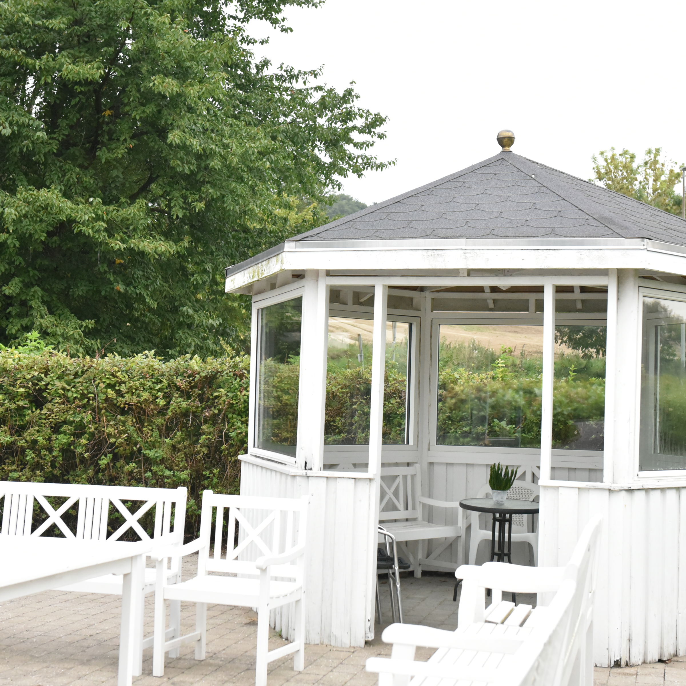 Terrasse og hvid træpavillon hos Kildevang