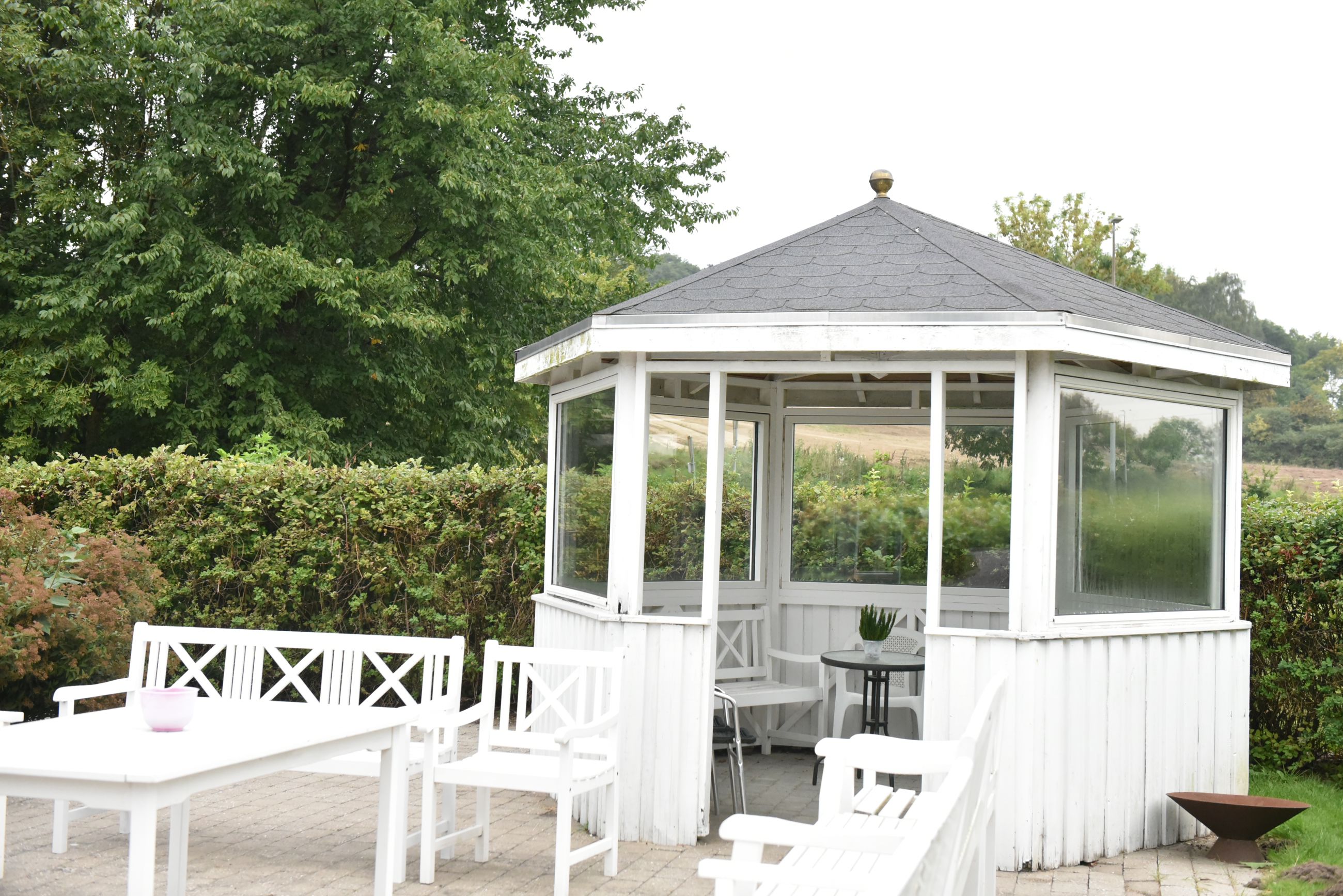 Terrasse og hvid træpavillon hos Kildevang