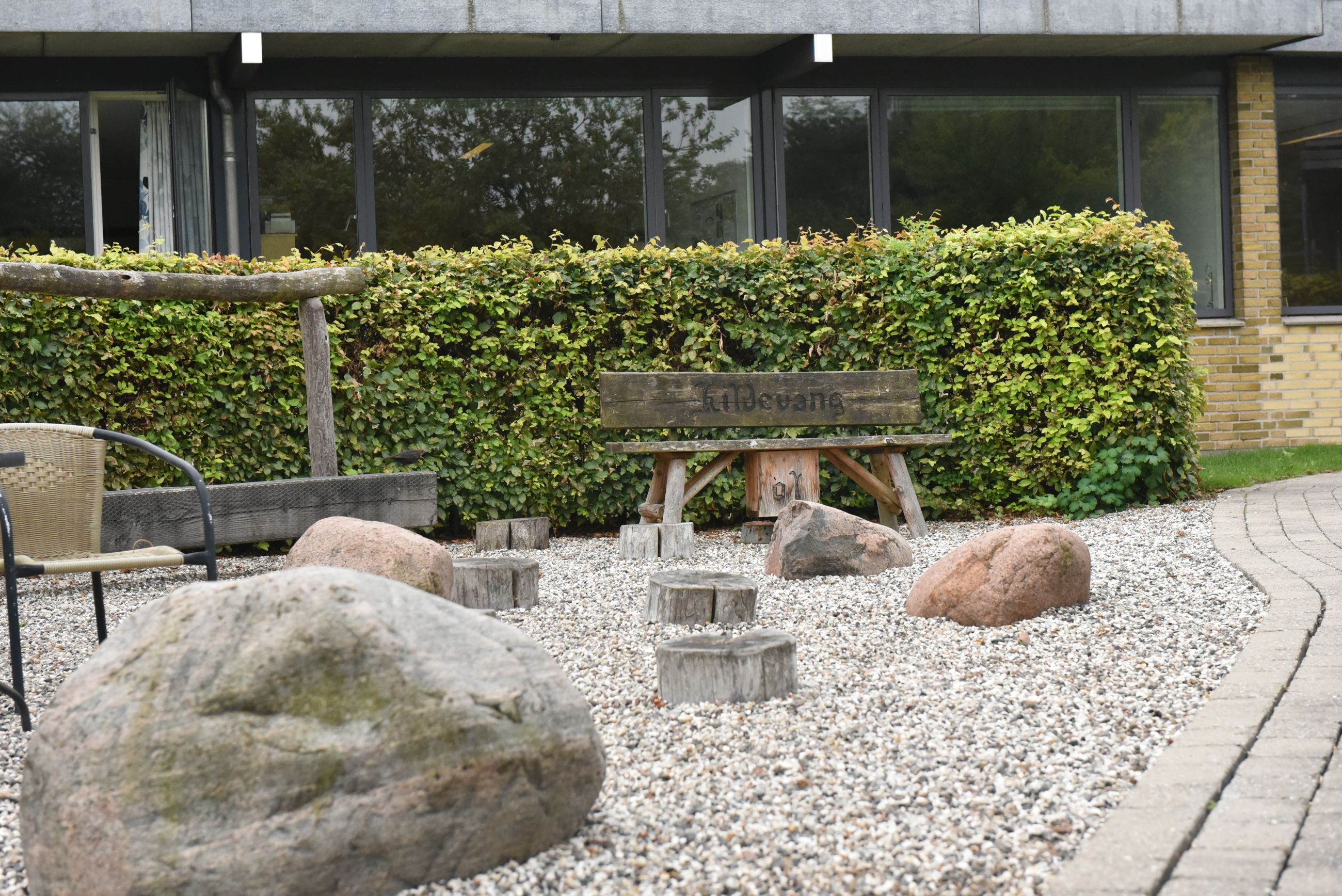 Udeareal med bænk og trædesten hos Kildevang