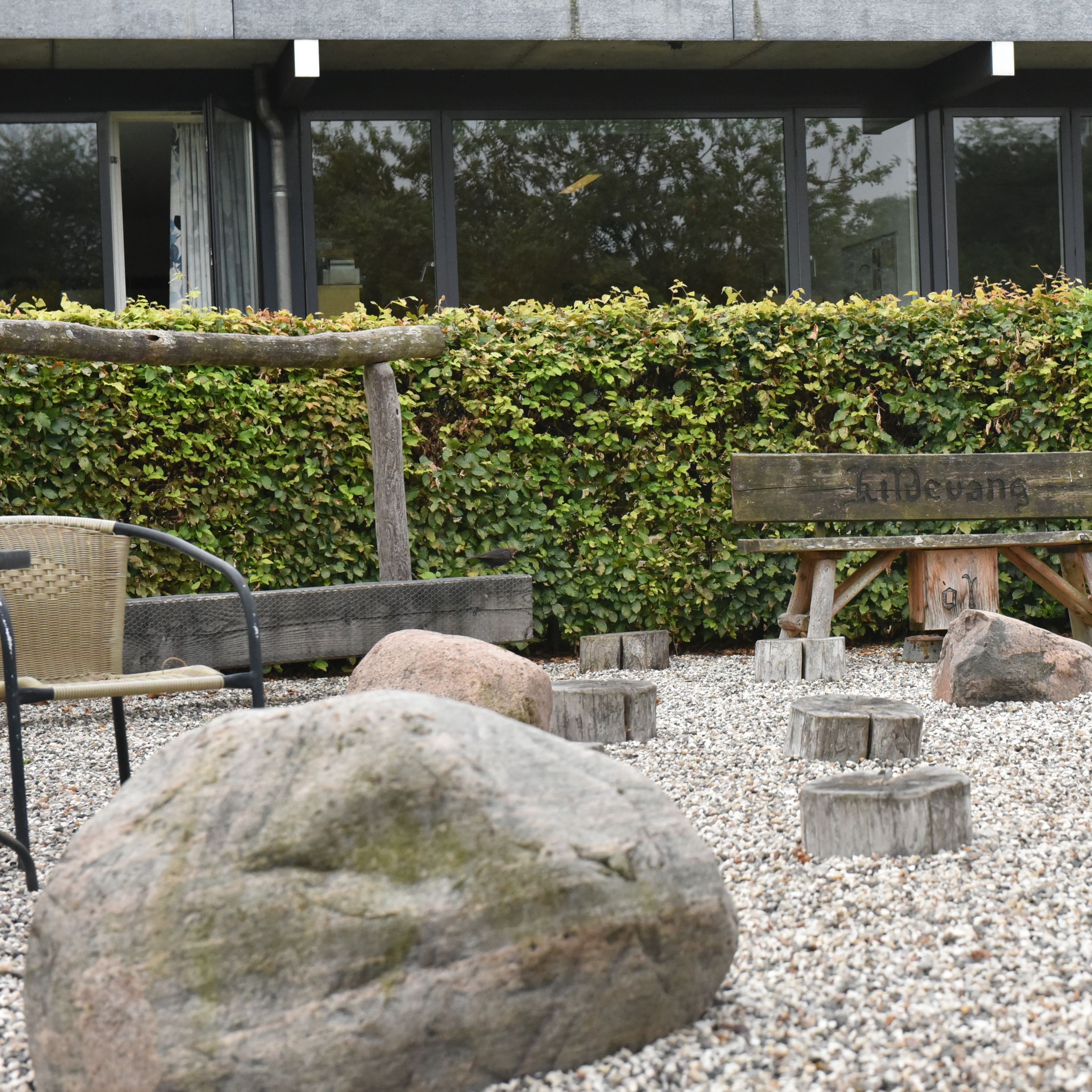 Udeareal med bænk og trædesten hos Kildevang