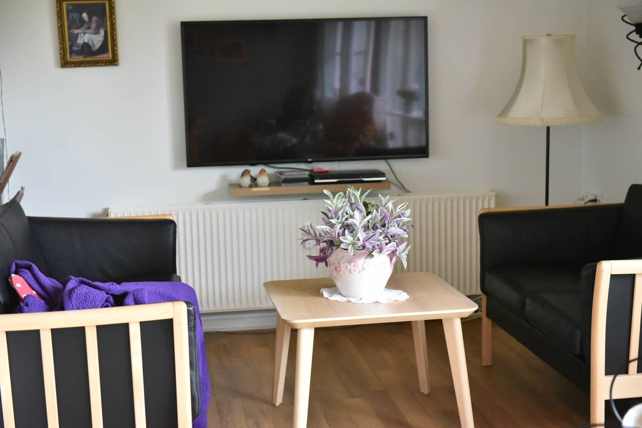 Stue og hyggekrog med tv hos Kildevang