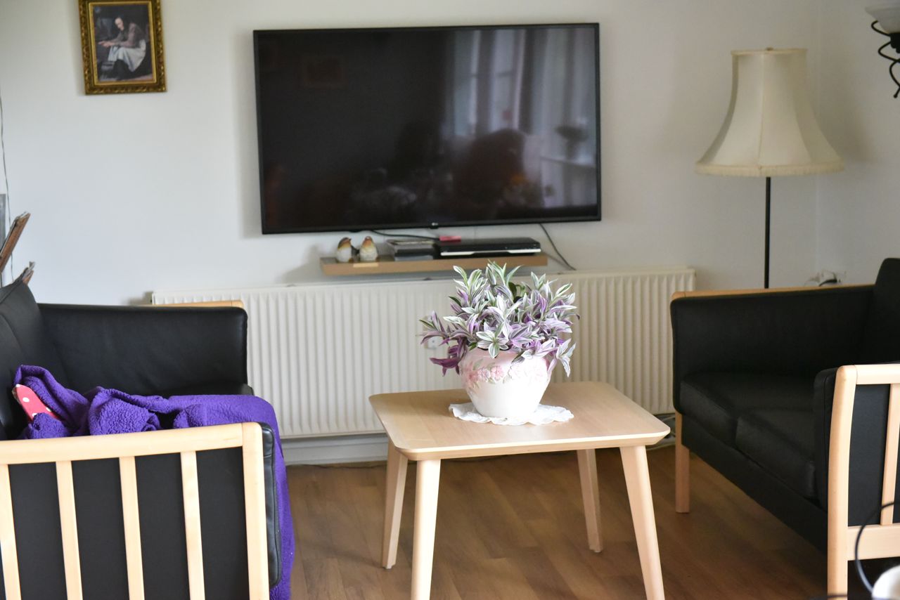 Stue og hyggekrog med tv hos Kildevang