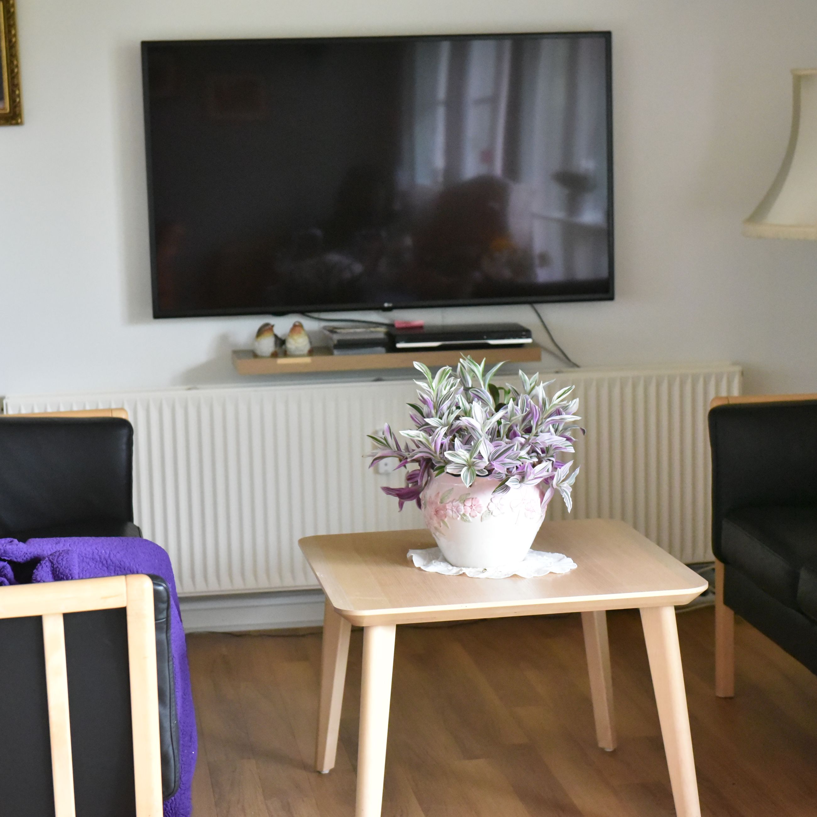 Stue og hyggekrog med tv hos Kildevang