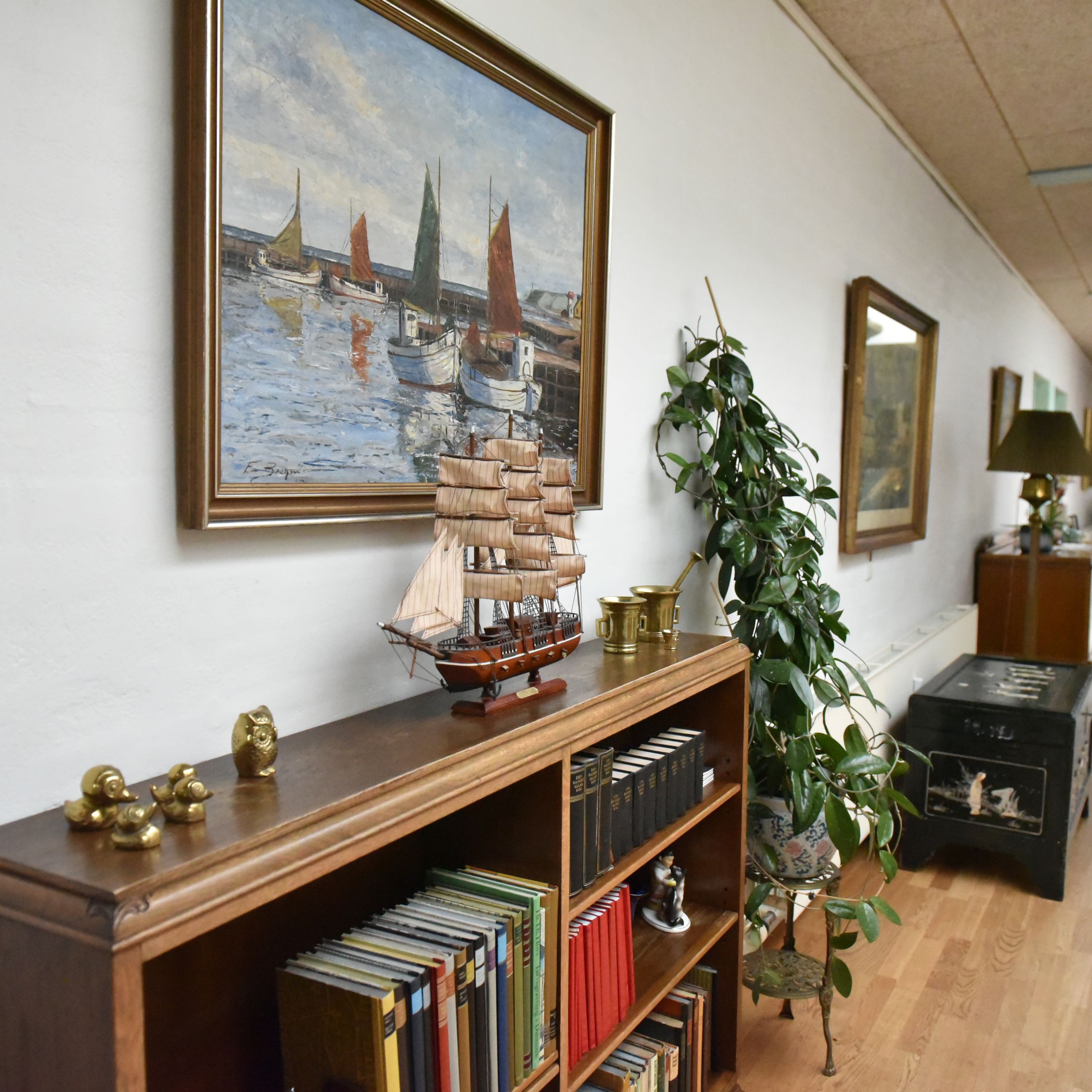 Gang med bogreol og malerier